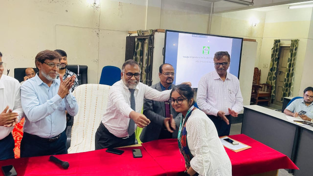 ইবিতে শিক্ষার্থীদের আরএফআইডি প্রযুক্তির স্মার্ট আইডি কার্ড বিতরণ