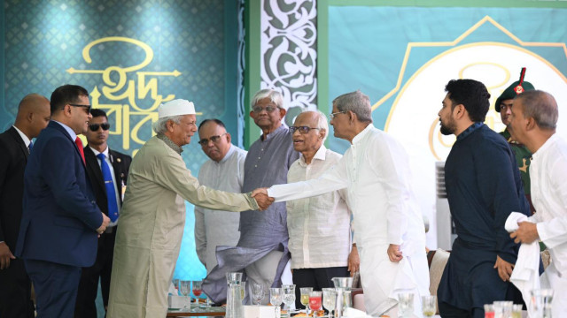 বিভিন্ন শ্রেণিপেশার মানুষের সঙ্গে প্রধান উপদেষ্টার ঈদ শুভেচ্ছা বিনিময়