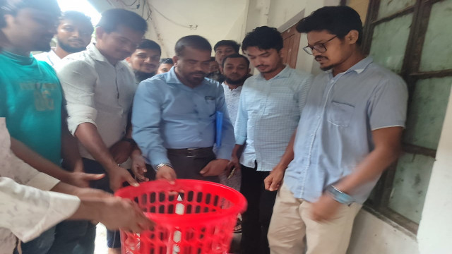 ইবির আবাসিক হল পরিষ্কার পরিচ্ছন্ন রাখতে বাস্কেট ও বালতি স্থাপন