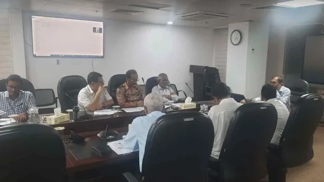 ভাড়া বাড়াতে বৈঠকে বসেছে বাস মালিক ও বিআরটিএ