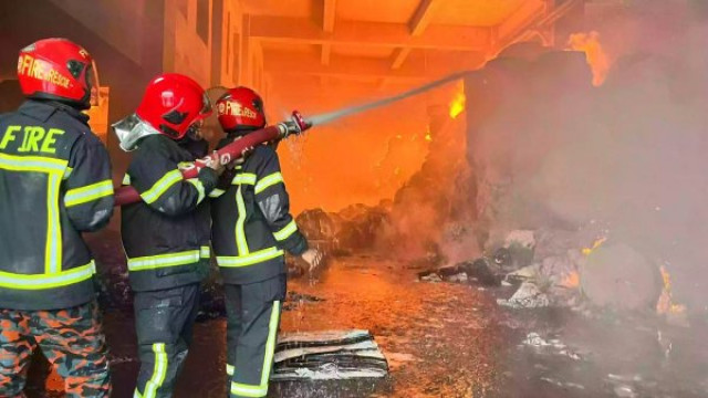 টিকাটুলিতে কেমিক্যাল গোডাউনে ভয়াবহ আগুন, নিয়ন্ত্রণে ৭ ইউনিট