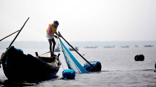 ৫৮ দিনের নিষেধাজ্ঞা শেষে সমুদ্রে জেলেরা