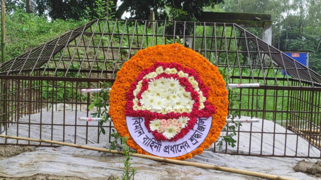 তানভীরের কবরে ফুল দিয়ে শ্রদ্ধা জানালো বিমান বাহিনী