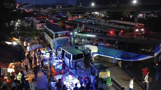 সন্ধ্যার পর থেকে বেড়েছে চাপ, গাজীপুর ছাড়ছেন ঘরমুখো মানুষ