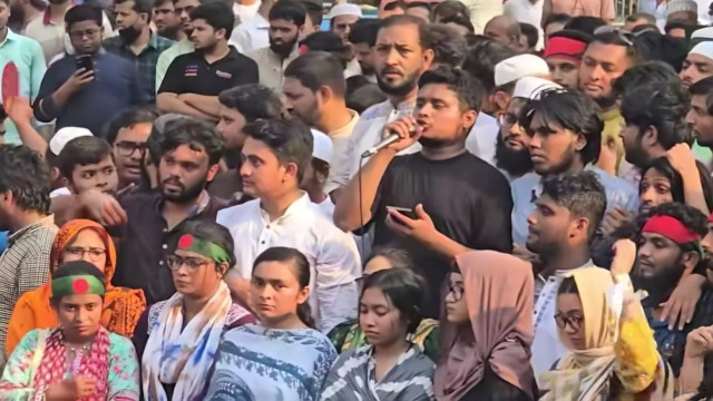 এক ঘণ্টার মধ্যে দাবি না মানলে যমুনা অভিমুখে মার্চ: হাসনাত