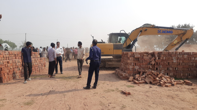 হিলিতে অবৈধ ইট ভাটায় অভিযান, ১ লক্ষ টাকা জরিমানা