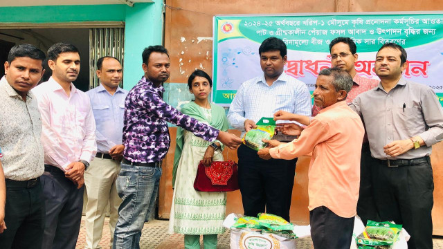 হিলিতে কৃষকদের মাঝে বিনামূল্যে পাট বীজ ও সার বিতরন