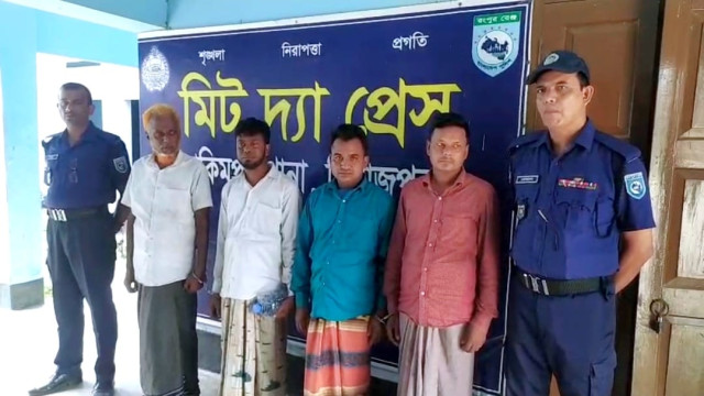 সহ ৪ জুয়াড়িকে আটক