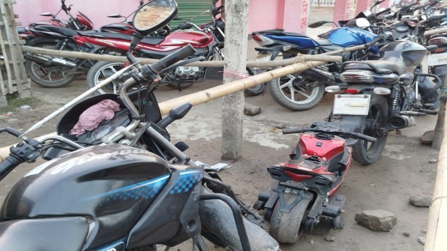 তেলের লাইনে নজরকাড়া ঘটনা: খেলনা মোটরসাইকেলও ‘সিরিয়ালে’