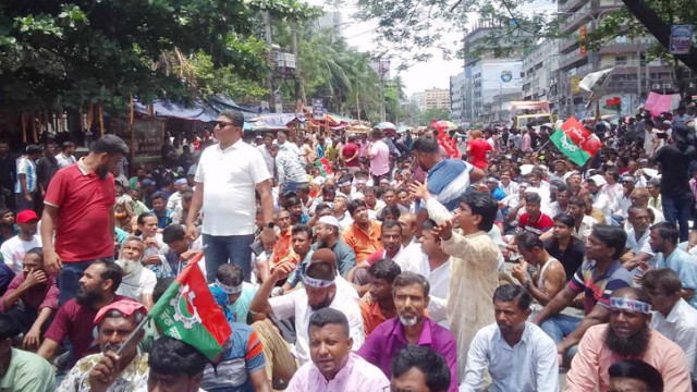 নগর ভবনের সামনে ইশরাক সমর্থকদের অবস্থান