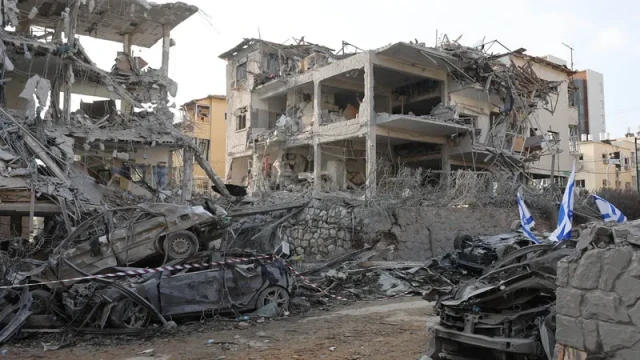 ইরানের হামলায় ইসরাইলে ধ্বংসস্তূপ