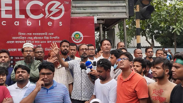 তিন দফা দাবিতে সড়কে অবস্থান করছেন জবি শিক্ষার্থীরা