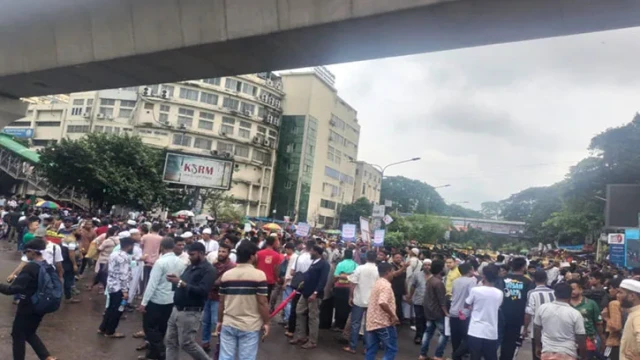 জুলাই সনদের দাবিতে শাহবাগ অবরোধ, যান চলাচল বন্ধ