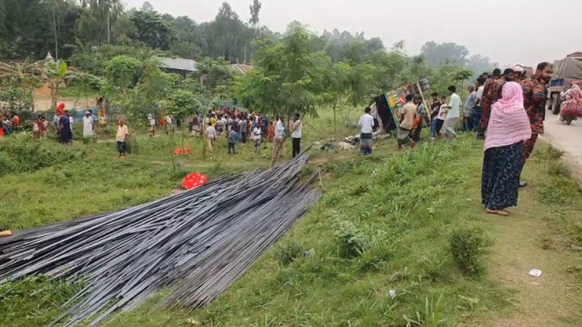 ট্রাক উল্টে নিহত ১৫ জনের মধ্যে ১৩ জনেই নওগাঁর
