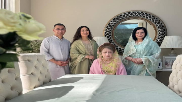 লন্ডনে পরিবারের সঙ্গে খালেদা জিয়া