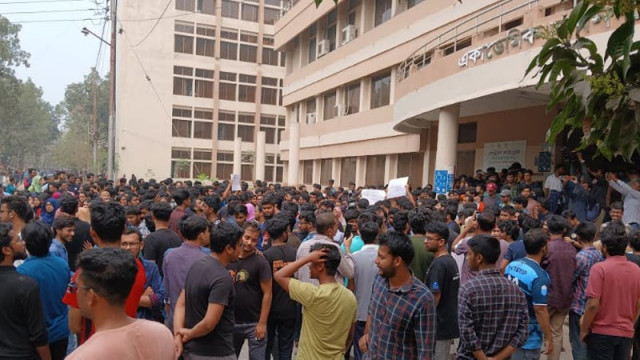 বিক্ষোভে উত্তাল কুয়েট, ৮ ভবনে তালা, একাডেমিক কার্যক্রম স্থগিত