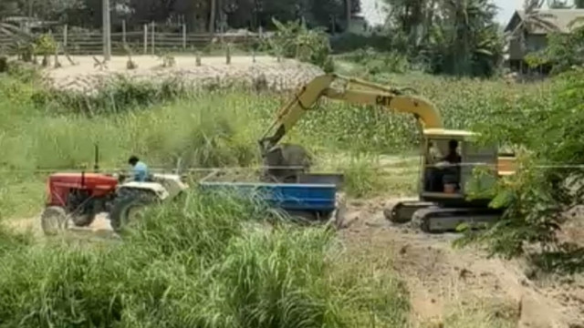 সরকারি খালের মাটি লুট