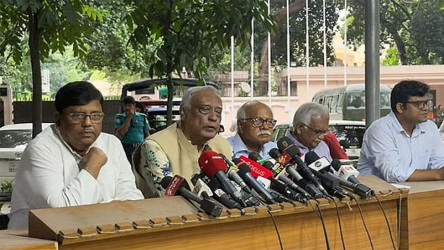 ১৪ টি রাজনৈতিক দলের বৈঠক শেষে বেরিয়ে সাংবাদিকদের সাথে বলেন মোস্তফা জামাল হায়দার