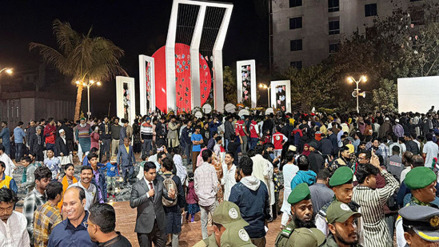 ভাষা শহীদদের প্রতি শ্রদ্ধা জানাতে শহীদ মিনারে মানুষের ঢল