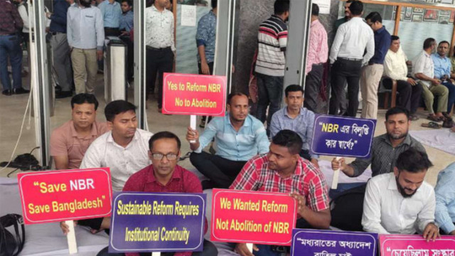 এনবিআর বিলুপ্তির অধ্যাদেশ বাতিলের দাবিতে কর্মবিরতি চলছে