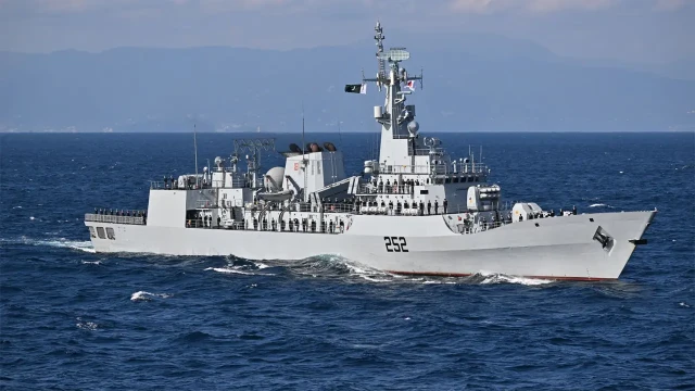 আরব সাগর থেকে বাংলাদেশিসহ ১৮ নাবিককে উদ্ধার পাকিস্তানের নৌবাহিনীর