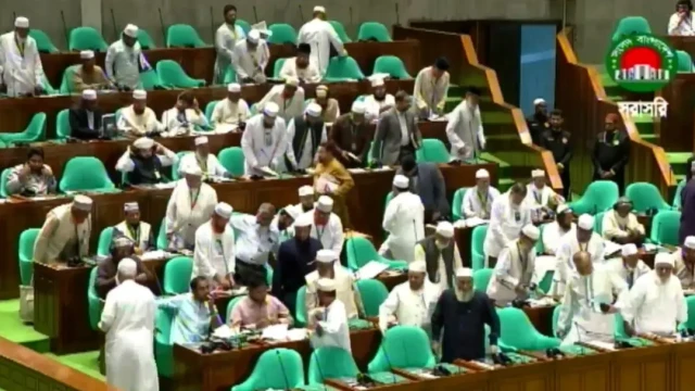 গণভোটের রায়ের মুল্যায়ন না হওয়ায় সংসদ থেকে বিরোধী দলের ওয়াকআউট