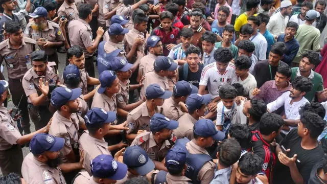 সায়েন্সল্যাব ছেড়ে শিক্ষা বোর্ড অভিমুখে শিক্ষার্থীরা, পথে পুলিশি বাধা