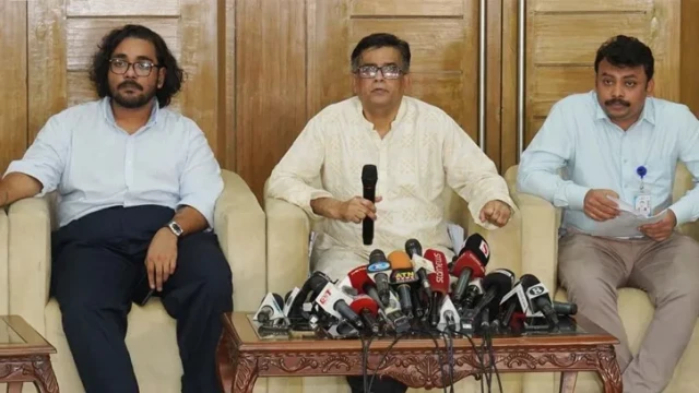 রাজধানীর ফরেন সার্ভিস একাডেমিতে সংবাদ সম্মেলনে প্রধান উপদেষ্টার প্রেস সচিব শফিকুল আলম।