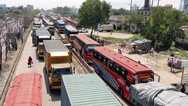 অবরোধে অচল ঢাকা-চট্টগ্রাম মহাসড়ক, ১০ ‍কিলোমিটার যানজট