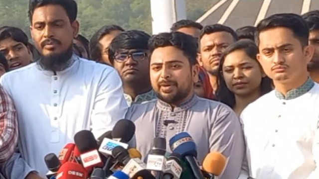 সাভারের জাতীয় স্মৃতিসৌধে সোমবার সকালে বীর মুক্তিযোদ্ধাদের প্রতি শ্রদ্ধা নিবেদন শেষে সাংবাদিকদের সঙ্গে কথা বলেন এনসিপির আহ্বায়ক নাহিদ ইসলাম