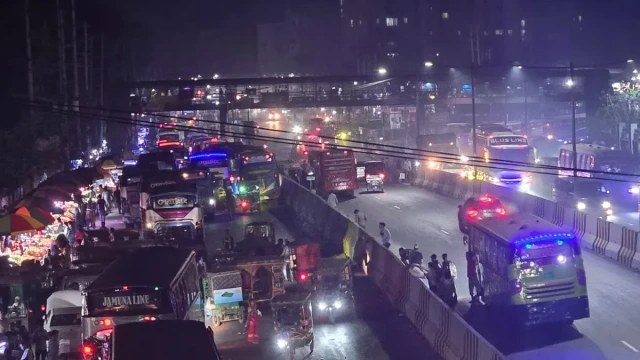 ঈদযাত্রায় সাভারে সড়কে মানুষের ঢল, বেড়েছে গণপরিবহনের চাপ