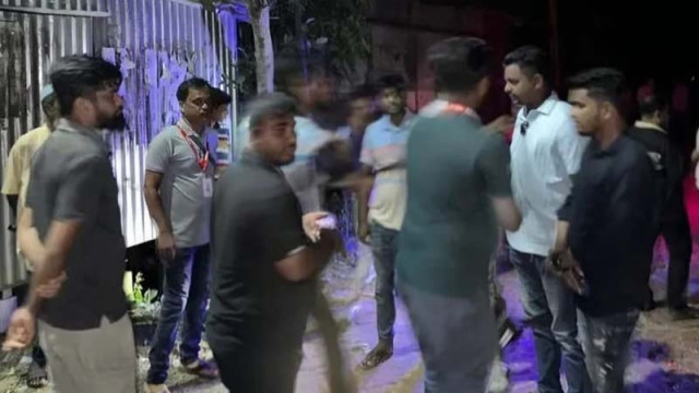 নিউইয়র্কে ডিম ছোড়া, জাহিদের গ্রামের বাড়িতে পাল্টা ডিম নিক্ষেপ