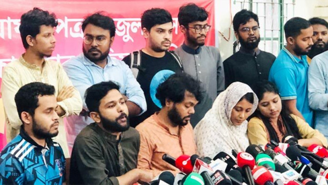 ঢাকা বিশ্ববিদ্যালয়ের মধুর ক্যান্টিনে সংবাদ সম্মেলনে বক্তব্য রাখছেন শরীফ ওসমান হাদি।