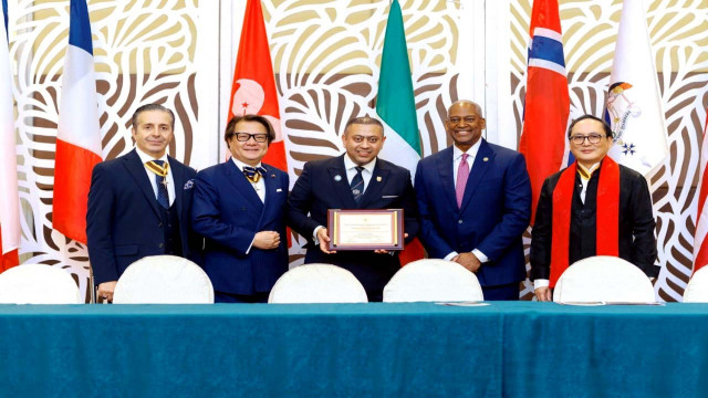 পুরস্কার নিচ্ছেন শেখ অলিউর রহমান ওবিই