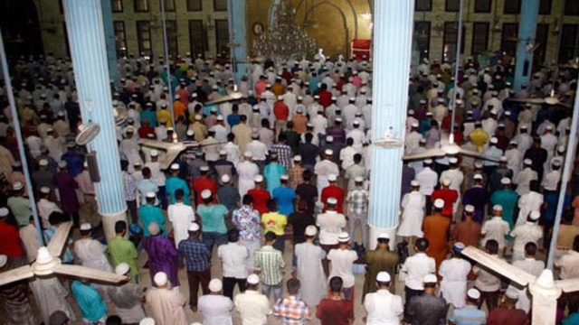 রাজধানীর মসজিদে মসজিদে তারাবির জামাতে মুসল্লিদের ঢল (ভিডিও)
