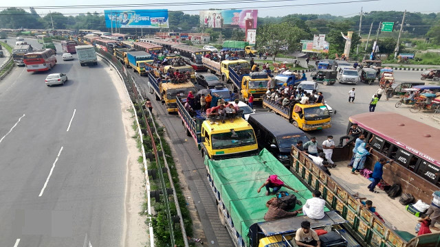 ঢাকা-টাঙ্গাইল মহাসড়কে দীর্ঘ যানজট