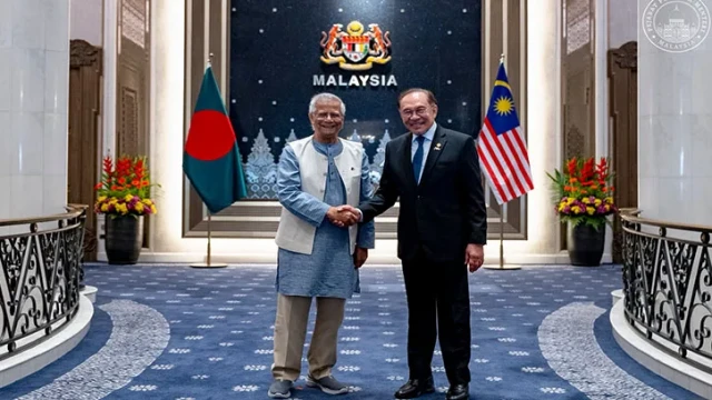 মঙ্গলবার পুত্রজায়ায় পৌঁছানোর পর অধ্যাপক ইউনূসকে নিজ কার্যালয়ে স্বাগত জানান মালয়েশিয়ার প্রধানমন্ত্রী আনোয়ার ইব্রাহিম