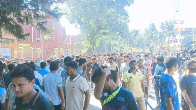 হল ছাড়ার নির্দেশনা প্রত্যাখ্যান করে বাকৃবি শিক্ষার্থীদের বিক্ষোভ