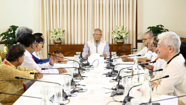 প্রধান উপদেষ্টার সঙ্গে বৈঠকে বসেছেন কর্নেল অলি, মান্না সহ ১১ জন