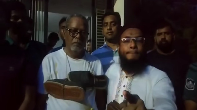 সাবেক সিইসি নুরুল হুদাকে জুতার মালা পরিয়ে পুলিশে দিয়েছে জনতা