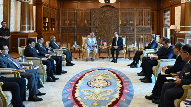 মালয়েশিয়ার প্রধানমন্ত্রীর সঙ্গে প্রধান উপদেষ্টার দ্বিপাক্ষিক বৈঠক চলছে