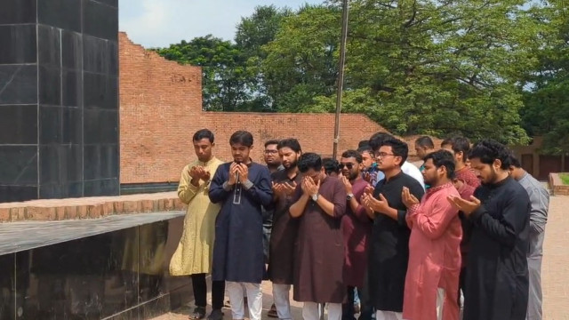 জুলাই শহীদদের কবর জেয়ারতের মাধ্যমে শুরু হলো ডাকসুর নব নির্বাচিত কমিটির পদযাত্রা