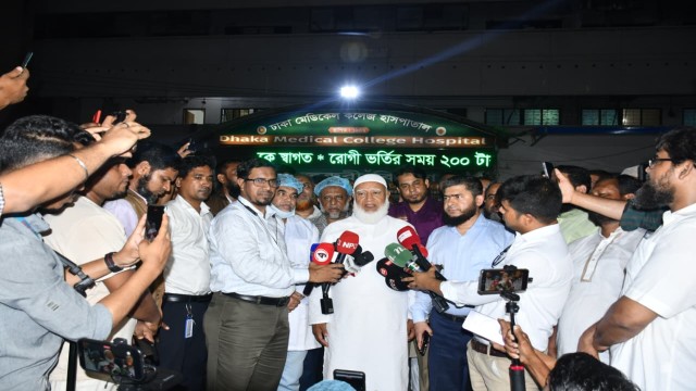 ঢামেক হাসপাতালে চিকিৎসাধীন ডা. নাসিরকে দেখতে গেলেন বিরোধীদলীয় নেতা ডা. শফিকুর রহমান