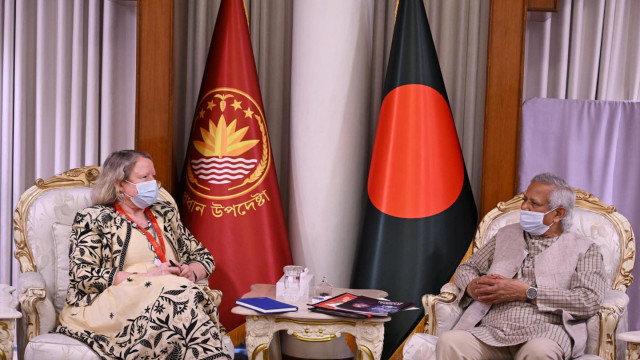 প্রধান উপদেষ্টা ড. মুহাম্মদ ইউনূসের সঙ্গে বাংলাদেশে ইউনেস্কোর প্রতিনিধি সুসান ভাইজ। ছবি: প্রধান উপদেষ্টার প্রেস উইং
