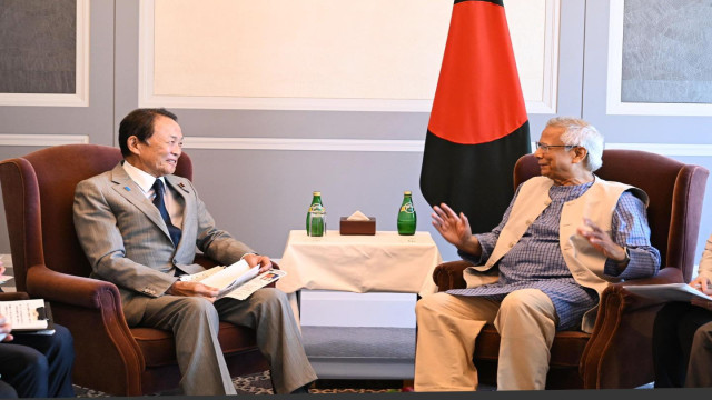 জাপানে সফররত প্রধান উপদেষ্টা জাপানের সাবেক প্রধানমন্ত্রী তারো আসো’র সঙ্গে এক বৈঠকে