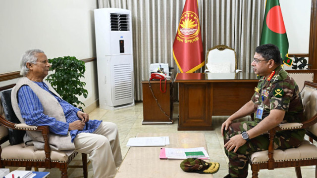 রাষ্ট্রীয় অতিথি ভবন যমুনায় রবিবার প্রধান উপদেষ্টা অধ্যাপক মুহাম্মদ ইউনূসের সঙ্গে সাক্ষাৎ করেন সেনাপ্রধান জেনারেল ওয়াকার-উজ-জামান। ছবি: পিআইডি