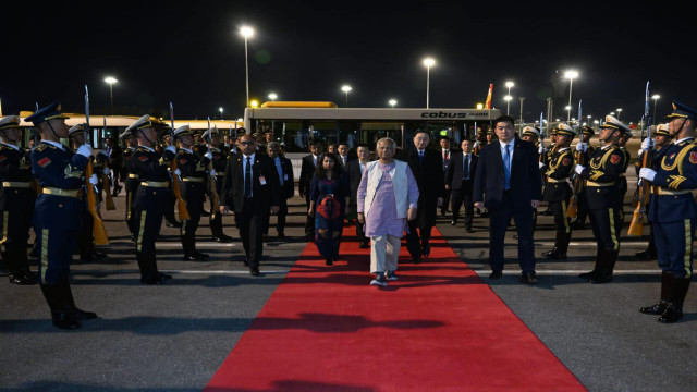 বেইজিংয়ে প্রধান উপদেষ্টাকে লাল গালিচা অভ্যর্থনা