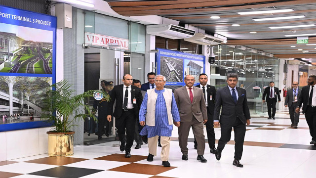 শাহজালাল আন্তর্জাতিক বিমানবন্দরে প্রধান উপদেষ্টা ড. মুহাম্মদ ইউনূস। ছবি: প্রধান ‍উপদেষ্টার কার্যালয়